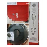 Koláž tří fotografií zobrazující sadu bubnových kožehů. Na červené krabici a bílém obalu jsou nápisy EVANS DRUMHEADS, DB ONE, 80% REDUCED VOLUME a DR…