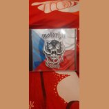 Plastové CD pouzdro s papírovým obalem. Na obalu je zobrazen nápis motörhut, stylizovaná lebka v přilbici s rohy a řetězy na pozadí české vlajky, v d…