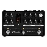 Černý efektový pedál s nápisy Two notes AUDIO ENGINEERING, ReVolt Bass ANALOG AMP SIM. Zařízení obsahuje osm otočných potenciometrů s bílými popisky…