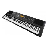 Černý digitální klavír s bílými a černými klávesami. Na ovládacím panelu je vidět logo YAMAHA a označení modelu PSR-E373. Nástroj obsahuje displej, n…