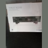 Fotografie zachycuje kartonovou krabici s černým basovým kombem. Na krabici je nápis THRUST BQ500 a text 500 Watt Portable Bass Head with Mosfet Prea…