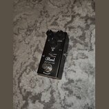 Černý efekt pedál s nápisy Blond a DISTORTION. Na horní straně jsou tři ovládací knoflíky s popisky G, LEVEL a TONE, přepínač HIGH/LOW a vstup pro na…