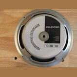 Fotografie znázorňuje reproduktor s kovovým rámem. Na středovém krycí štítku je uveden nápis PROFESSIONAL LOUDSPEAKER, logo CELESTION a text Celestio…