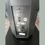 Zadní panel černého aktivního reproduktoru značky RCF. Na panelu je nápis ART 310A SERIES, ovládací prvek VOLUME a přepínač INPUT SENSITIVITY s hodno…