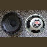 Dvě reproduktorové jednotky v kovovém rámu. Pravý reproduktor má na středovém krytu logo CELESTION a nápisy ROCKET 50 a G12E-50, v dolní části je dro…