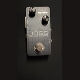 Šedý obdélníkový USB audio interface s kovovým povrchem. Na horní straně jsou dva černé ovládací knoflíky s popisky GAIN a OUTPUT a logo HOTONE. Upro…