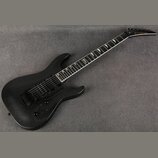 Černá elektrická kytara s matným povrchem a černým hardwarem. Na hlavě hmatníku je bílý nápis Kramer. Nástroj má dva humbuckery, ovládací knoflíky a…