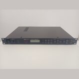 Šedý rackový efektový procesor s kovovým šasi. Na předním panelu je nápis YAMAHA MULTI-EFFECT PROCESSOR SPX900, malý displej a řada ovládacích tlačít…