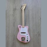 Růžová elektrická kytara s bílým pickguardem a světle hnědým hnedkem. Na hlavě je nápis "boog". Nástroj má jeden snímač u kobylky a dva ovládací knof…