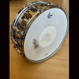 Kromleč s chromovaným obručováním a bílou membránou. Na membráně je v horní části logo „Gretsch“ a pod ním nápis „FERMATONE“, ve spodní části je malý…