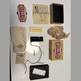 Sada příslušenství k elektrokitárám, která obsahuje dva snímače (jeden krémový a jeden černý), textilní pytel s logem ANTIQUITY, kartonovou krabici a…