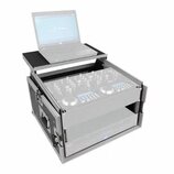 Fotografie znázorňuje přenosný hliníkový flightcase s černou horní deskou, na které je umístěn otevřený notebook. V horním oddíle kufru je umístěn st…