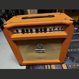 Kytarový kombozesilovač v oranžovém vinylu s černou rukojetí a rohymi. Na horním ovládacím panelu je nápis ORANGE, označení TH30 a řada ovladačů s po…