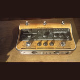 Kytarový procesor v dřevěném provedení s nápisem ACOUSTIC CREATOR AC-3. Zařízení má několik ovládacích knoflíků, přepínačů a tři stomečkové spínače v…