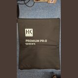 Černý textilní obal s rukojetí. Na přední straně je bílý nápis „HK AUDIO“ v rámečku a pod ním text „PREMIUM PR:0 SERIES“. Povrch je čistý a v dobrém…
