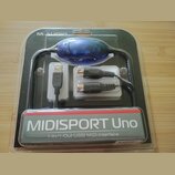 USB MIDI rozhraní v původním plastovém obalu. Na spodním panelu je nápis MIDISPORT Uno a pod ním text 1-In/1-Out USB MIDI Interface. V horní části ob…