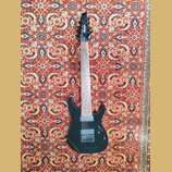 Černá elektrická kytara s tmavým hnedým hmatníkem. Na hlavě je bílý nápis Ibanez. Nástroj má dva humbuckery, jeden ovládací knoflík a přepínač. Povrc…