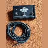 Černý spínací pedál s povrchem imitujícím karbon. Na horní části jsou nápisy SINGLE Rectifier, RECT-O-VERB a logo MESA. Pedál má dvě stříbrné spínače…