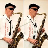 Dvě vedle sebe umístěné fotografie muže hrajícího na saxofon s mosazným povrchem. Muž má na sobě bílou košili, černé brýle a černou čepici. Na obou f…