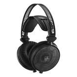 Černá velká nadušnicová sluchátka s otevřenou konstrukcí a mřížkovým krytem reproduktorů. Na pravém sluchátku je bílé logo a nápisy audio-technica a…