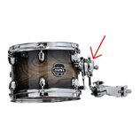 Fotografie zobrazuje buben s tmavým dřevěným povrchem a chromovanými obručemi. Na koruse je viditelné logo MAPEX Saturn series. K bubnu je připevněn…