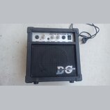 Černý kytarový kombozesilovač s texturovaným povrchem a kovovou mřížkou reproduktoru. Na horním ovládacím panelu je nápis GUITAR AMPLIFIER GL-10 a po…