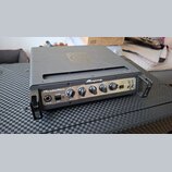 Černý basový zesilovač v rackovém provedení s nápisy Ampeg, Portaflex a PF-350. Přední panel obsahuje pět ovládacích knoflíků, vstup input, tlačítko…