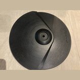 Černý kulatý gumový slipmat s koncentrickými drážkami. V pravé části je vyražen nápis "Technics". Povrch je v dobrém stavu bez viditelného opotřebení.