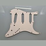 Bíle plastykový pickguard pro elektrickou kytaru s výřezy pro tři snímače. Povrch je hladký a čistý, bez viditelných značek, log nebo nápisů. Kolem o…