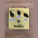 Žlutý kytarový efekt s nápisem TweakFuzz v dolní části. Na horní straně je logo Seymour Duncan a popisy OUTPUT a INPUT. Zařízení má tři černé ovládac…