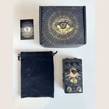 Fotografie zobrazuje efekt pedál černé barvy s ozdobným zlatým motivem v centru. Na pedálu jsou nápisy rate, effect, decay, rmp a bypass, v dolní čás…