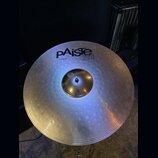 Zlatý cymbál typu crash s koncentrickými rýhami na povrchu. Na horní části je černý nápis pAiste, pod ním označení 2018 BRONZE a vlevo text 18" CRASH…
