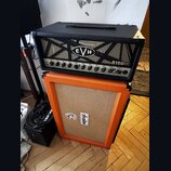 Černý kytarový zesilovač s logem EVH a označením 5150 III TUBE EL34. Pod ním stojí oranžový kytarový kombozesilovač s logem ORANGE. Oba přístroje jso…
