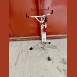 Chromovaný stojan na malý buben s černými gumovými úchyty. Na bílém štítku je nápis SNARE STAND, model S-830 a značka Pearl. Stojan je v dobrém stavu…