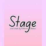 Grafika s nápisem Stage v černém písmu s bílým okrajem na růžovém gradientovém pozadí. Pod hlavním slovem je uveden text vocal studio by Katerina Ska…