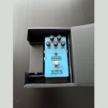 Modrý efekt pedál v černé krabici. Na zařízení je bílé logo MXR a nápis analog chorus. Pedál má pět ovládacích knoflíků s popisky LEVEL, RATE, DEPTH,…