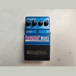 Modrý efekt pedál s černým spínacím tlačítkem. Na horní části jsou čtyři černé ovládací knoflíky s popisky LEVEL, LOW, HIGH a GAIN a logo Digitech. U…