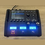 Černý kytarový procesor s nápisem FM3 MARK II - AMP MODELER/FX PROCESSOR. Zařízení má displej, několik ovládacích tlačítek a jeden velký otočný knofl…