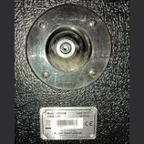 Detailní pohled na zadní panel černého kytarového boxu s kovovým konektorem. Pod konektorem je nalepený stříbrný štítek s nápisy: Model MX412A, 240W…