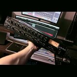 Černý rackový studiový procesor s nápisem PRO CHANNEL II a logem ART. Přední panel obsahuje řadu otočných ovladačů pro sekce PREAMP, COMPRESSOR a EQU…