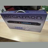 Kartonová krabice s produktem RockTron. Na povrchu je velký nápis ROCKTRON TECHNOLOGY FOR GUITARISTS a níže označení PATCHMATE LOOP 8. Uprostřed je v…