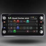 Kompaktní digitální procesor s černým kovovým šasi a velkým barevným displejem. Na displeji je nápis 1A Quad Cortex mini a grafické znázornění signál…