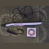 Na fotografii je elektronický dechový nástroj v stříbrno-černé barvě s nápisem AKAI professional EWIUSB USB ELECTRONIC WIND INSTRUMENT. Součástí sady…