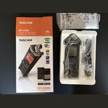 Fotografie zobrazuje digitální záznamové zařízení TASCAM DR-22WL v původním balení. Na oranžovo-bílé krabici jsou nápisy TASCAM, DR-22WL LINEAR PCM R…