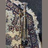 Stříbrný kovový stativ a samostatná kovová noha s černým plastovým úchopem. Na horní části stativu je viditelný nápis "LESSON" a níže označení modelu…