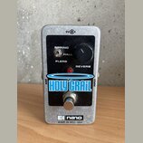 Stříbrný efekt pedál s černým předním panelem. Na panelu jsou nápisy SPRING, HALL, FLERB a REVERB, jeden černý ovládací knoflík a přepínač. Uprostřed…
