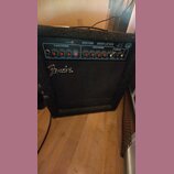 Černý kytarový kombozesilovač s texturovaným povrchem. Na horním ovládacím panelu jsou nápisy GUITAR AMPLIFIER 45, CLEAN CHANNEL a LEAD CHANNEL s řad…