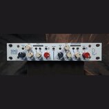 Bílý rackový kompresor s nápisem 5043 Portico Series Duo Compressor. Zařízení má dvě identické sekce ovládání (CH A a CH B) s bílými a červenými otoč…