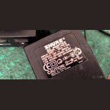 Černý síťový adaptér s bílým textem. Je na něm uveden nápis SHURE® AC ADAPTER, MODEL NO: PS31E, INPUT: 230V ~ 50Hz 0.06A a OUTPUT: 15V = 400mA. Dále…
