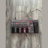Šedý multifunkční efektový pedál s nápisem BOSS ME-80 Guitar Multiple Effects. Zařízení má horní panel s řadou ovládacích knoflíků, přepínačů a červe…